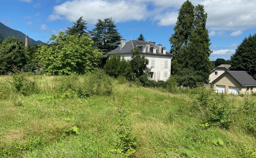 Belle Demeure de l'Epoque Empire au Coeur de la Vallée avec Superbes Vues des Montagnes